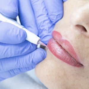 PMU lippen zetten op model tijdens PMU training