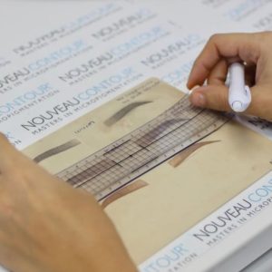 Wenkbrauw PMU oefenpads met handen en Nouveau Contour placemat