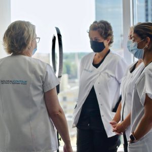 PMU docente van Nouveau Contour geeft uitleg aan cursisten