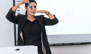 Nouveau Contour PMU docente die iets klassikaal uitlegt